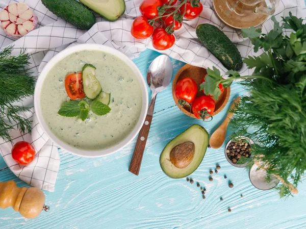 Schüssel Mit Sahne Aus Avocadosuppe Mit Tomaten Und Gurken Auf — Stockfoto