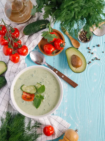 Schüssel Mit Sahne Aus Avocadosuppe Mit Tomaten Und Gurken Auf — Stockfoto