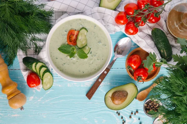 Schüssel Mit Sahne Aus Avocadosuppe Mit Tomaten Und Gurken Auf — Stockfoto