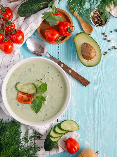 Schüssel Mit Sahne Aus Avocadosuppe Mit Tomaten Und Gurken Auf — Stockfoto