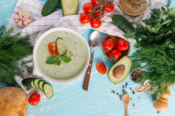 Schüssel Mit Sahne Aus Avocadosuppe Mit Tomaten Und Gurken Auf — Stockfoto