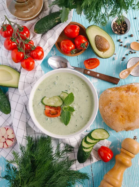 Kom Met Crème Van Avocado Soep Met Tomaten Komkommers Blauwe — Stockfoto