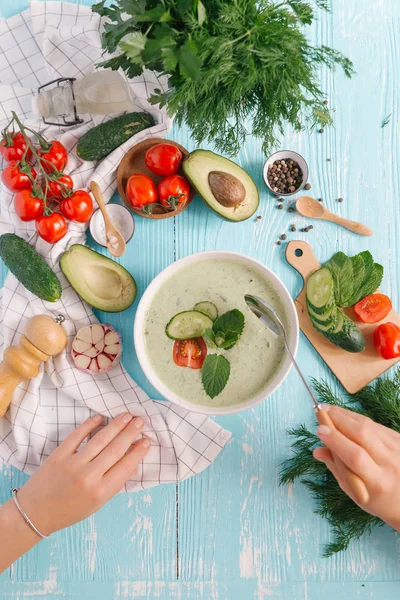 Frau Isst Avocadosuppe Mit Gurken Und Tomaten — Stockfoto