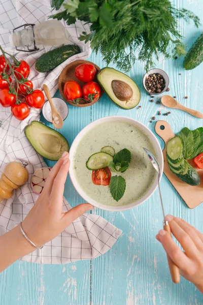 Frau Isst Avocadosuppe Mit Gurken Und Tomaten — Stockfoto