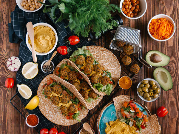 Fresh felafel balls served in pitas with hummus and vegetables