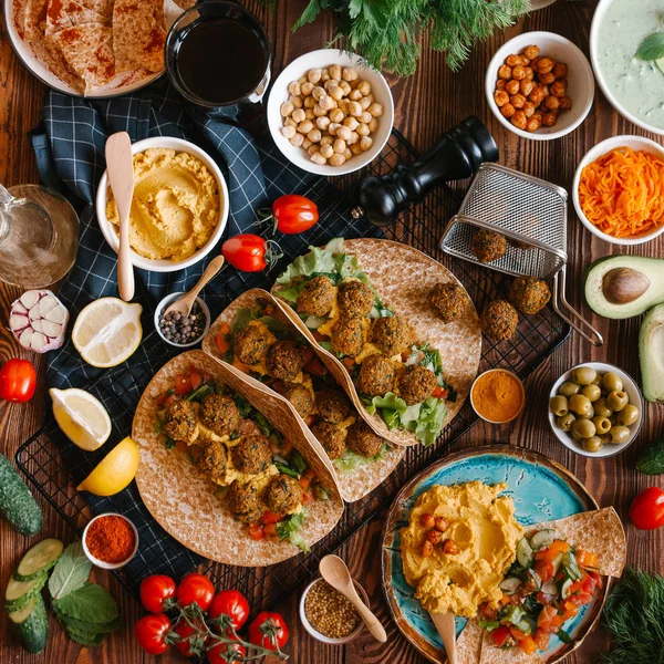 Taze felafel topları Pide humus ve sebze ile servis