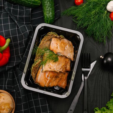 Plastik kutu Mısır kek ile kavrulmuş somon fileto