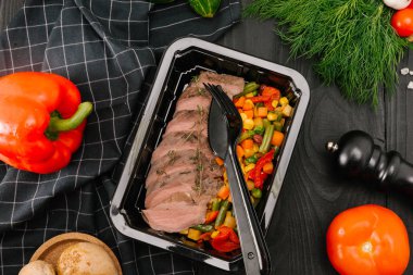 Siyah plastik kutu Sebze soslu sığır filetosu kavrulmuş