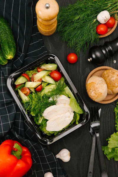 Pechuga Pollo Hervida Servida Con Ensalada Verduras Verdes Recipiente Plástico — Foto de Stock