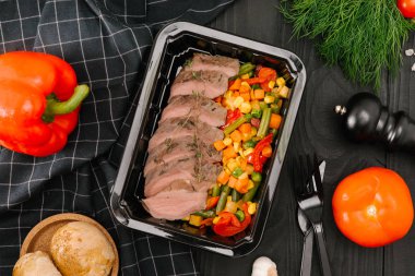 Siyah plastik kutu Sebze soslu sığır filetosu kavrulmuş