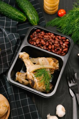 Tavuk budu gitmek kapta haşlanmış kuru fasulye ile kavrulmuş 