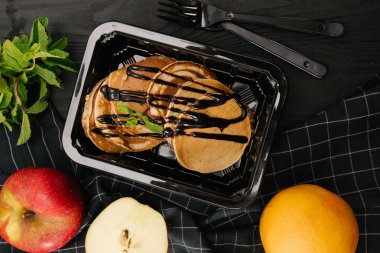 Plastik kap içinde çikolata şurubu ile taze gözleme  