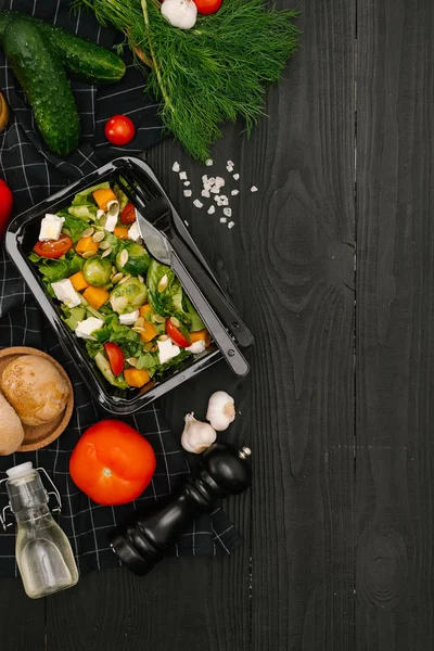 Ensalada Verduras Frescas Recipiente Plástico Sobre Mesa Madera Negra — Foto de Stock