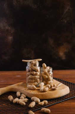 ahşap masa üzerinde Ahşap Doğrama tahtası üzerinde cam kavanoz fıstık