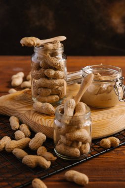 Cam ile Ahşap Doğrama tahtası üzerinde bütün fındık fıstık ezmesi