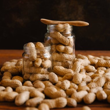 Fıstık cam kavanoz ve ahşap masa yığını