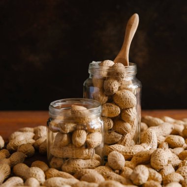 Fıstık cam kavanoz ve ahşap masa yığını