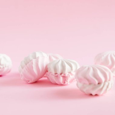 İki renkli zephyrs pastel pembe bir arka plan üzerinde 