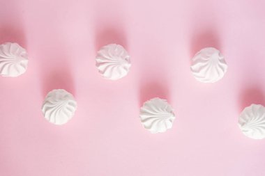 İki renkli zephyrs pastel pembe bir arka plan üzerinde 