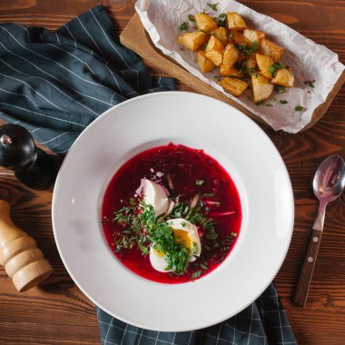 En iyi Ukraynalı Pancar çorbası görünümünü haşlanmış yumurta ve patates eşliğinde
