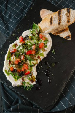 Taze humus taş tahta üzerinde tost ve ızgara sebze ile servis