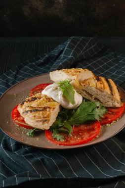 Izgara Pide dilim domates, otlar ve beyaz sos ile 