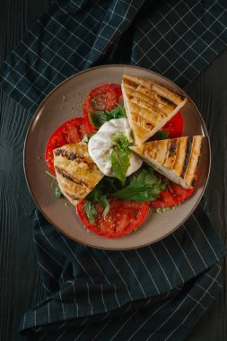 Izgara Pide dilim domates, otlar ve beyaz sos ile 