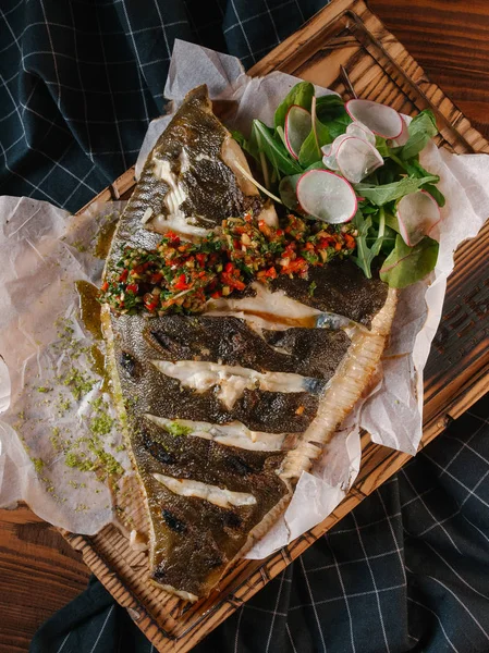 Ψάρι Ψητό Μπαχαρικά Σερβίρεται Βότανα Και Ραπανάκι Ξύλινη Σανίδα — Φωτογραφία Αρχείου