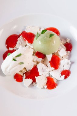 Fıstıklı ve krem dondurma görünümü Kapat ezilmiş meringues ve çilek sosu ile servis