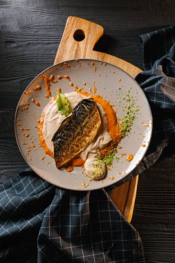 Kızarmış balık soslar gri plaka servis
