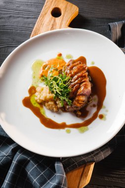 Kavrulmuş dana fileto soslar ve beyaz plaka üzerinde taze yeşil roka ile servis