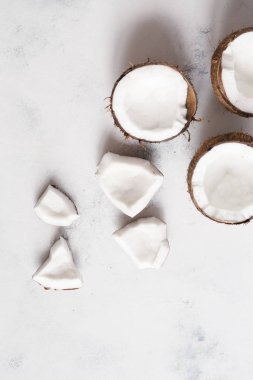 Beyaz taş zemin üzerine kırık Hindistan cevizi adet üstten görünüm