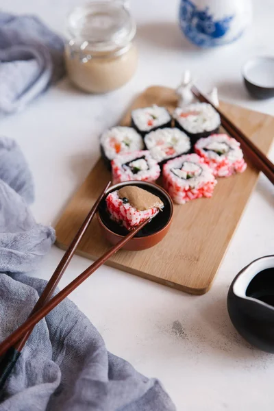 Frisches Köstliches Sushi Auf Holzbrett Mit Sojasauce Serviert — Stockfoto