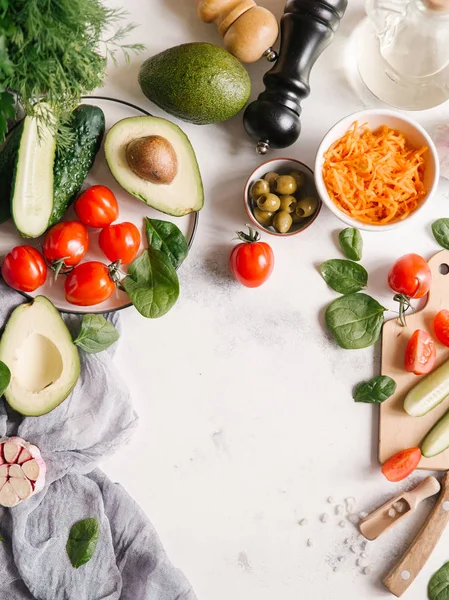 Draufsicht Auf Zutaten Für Gemüsesalat Auf Weißem Betongrund — Stockfoto