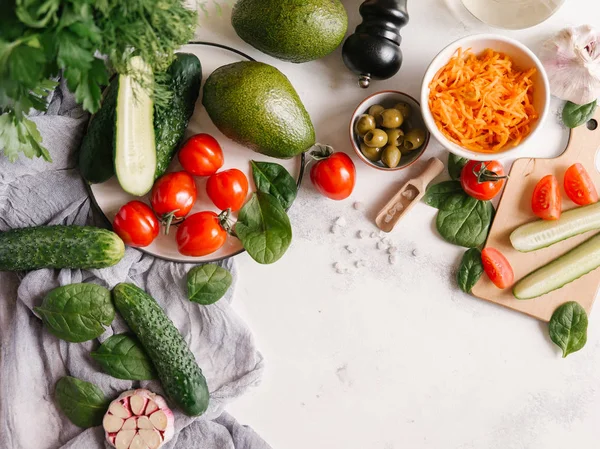 Draufsicht Auf Zutaten Für Gemüsesalat Auf Weißem Betongrund — Stockfoto