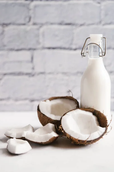 Kokosmelk Met Gebroken Kokos Witte Tafel — Stockfoto