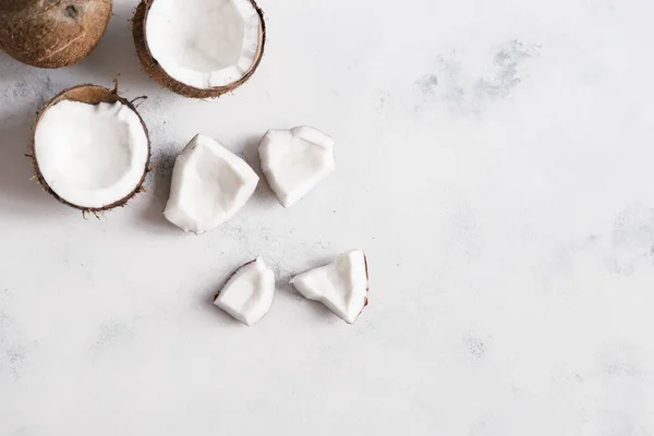 Beyaz taş zemin üzerine kırık Hindistan cevizi adet üstten görünüm