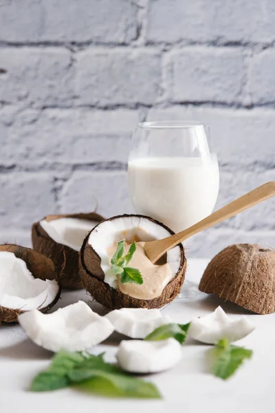 Hindistan cevizi sütü bozuk Hindistan cevizi ve nane ile beyaz masaya bırakır