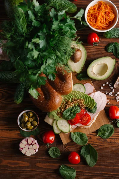 Blick Von Oben Auf Sandwich Mit Schinken Und Avocado Auf — Stockfoto