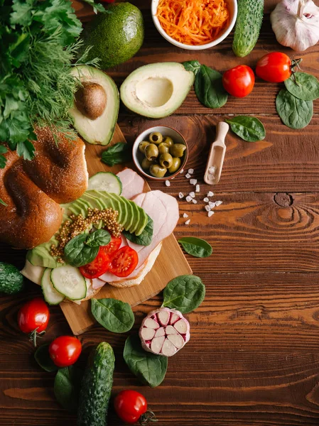 Blick Von Oben Auf Sandwich Mit Schinken Und Avocado Auf — Stockfoto