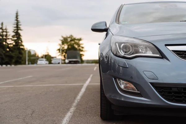 Gri araba ön far görünümü Kapat