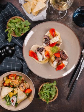 Taze meze ahtapot, ızgara dolmalık biber ve sos ile