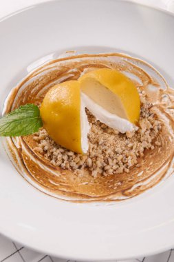 Sarı limon sufle somun yastık üzerinde beyaz tabak içinde hizmet 