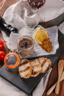 Taze hamur etli tost yapılmış üzerinde siyah ahşap kurulunda görev yapmaktadır.