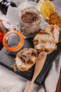 Taze hamur etli tost yapılmış üzerinde siyah ahşap kurulunda görev yapmaktadır.