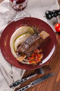 Izgara kaburga sebze ve püre patates ile kırmızı plaka servis