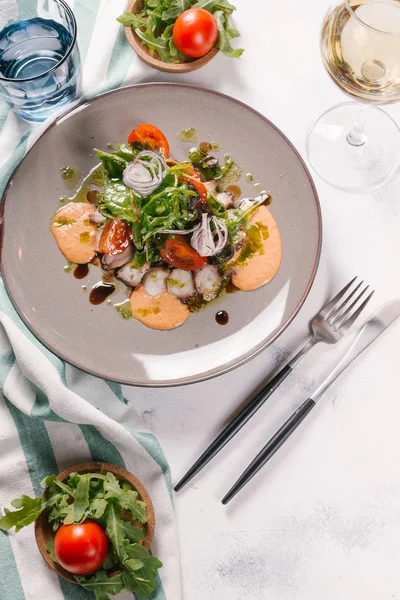 Ensalada Fresca Con Pulpo Tomates Rúcula Cebolla Servida Con Salsa —  Fotos de Stock