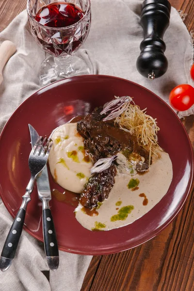 접시에 소스와 감자와 쇠고기 — 스톡 사진