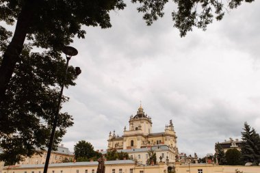 Bulutlu gökyüzü altında Antik Ortodoks Kilisesi'nin doğal görünümü