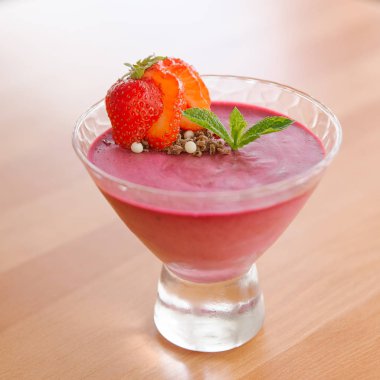 Dilimlenmiş çilek ve nane yaprakları ile çilek mus 